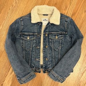 Hollister Jean jacket with Sherpa lining. Size small.